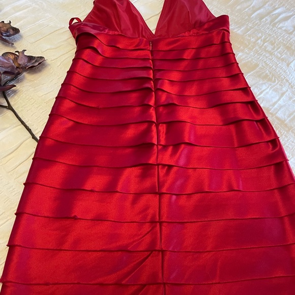 Red BCBG Maxazria dress.  Size 6 - Picture 3 of 3